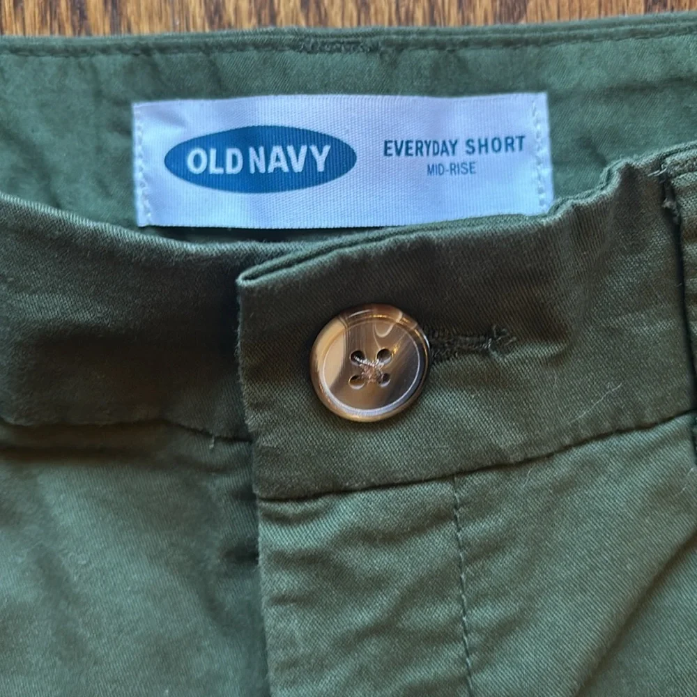 Old Navy green mid rise everyday shorts, size 6 - Picture 3 of 6